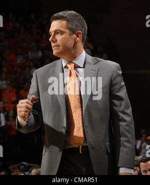 25. Februar 2012 - Charlottesville, Virginia, Vereinigte Staaten - Virginia Cavaliers Head coach Tony Bennett während des Spiels gegen North Carolina in Charlottesville, Virginia North Carolina besiegt Virginia 54 51. (Kredit-Bild: © Andrew Shurtleff/ZUMAPRESS.com) Stockfoto