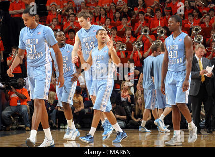 25. Februar 2012 - Charlottesville, Virginia, Vereinigte Staaten von Amerika - The North Carolina Tar Heels Vorspeisen während des Spiels gegen Virginia in Charlottesville, VA.-Nord-Carolina besiegte Virginia 54 51. (Kredit-Bild: © Andrew Shurtleff/ZUMAPRESS.com) Stockfoto