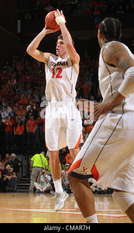 25. Februar 2012 - besiegte Charlottesville, Virginia, Vereinigte Staaten - Virginia Cavaliers Guard Joe Harris (12) schießt den Ball während des Spiels gegen Virginia in Charlottesville, VA.-Nord-Carolina Virginia 54 51. (Kredit-Bild: © Andrew Shurtleff/ZUMAPRESS.com) Stockfoto