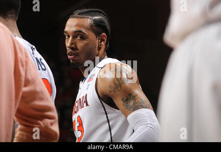 25. Februar 2012 - besiegte Charlottesville, Virginia, Vereinigte Staaten - Virginia Cavaliers vorwärts Mike Scott (23) während des Spiels gegen North Carolina in Charlottesville, VA.-Nord-Carolina, Virginia 54 51. (Kredit-Bild: © Andrew Shurtleff/ZUMAPRESS.com) Stockfoto