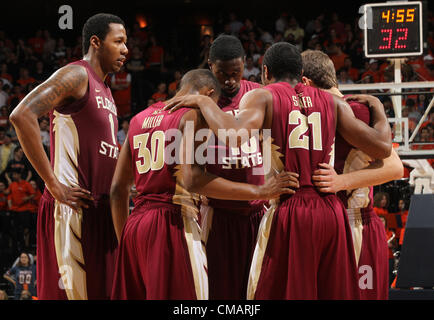 1. März 2012 huddle - Charlottesville, Va, USA - Florida State Seminolen während des Spiels gegen Virginia in Charlottesville, VA.  Florida State besiegt Virginia 63-60. (Kredit-Bild: © Andrew Shurtleff/ZUMAPRESS.com) Stockfoto