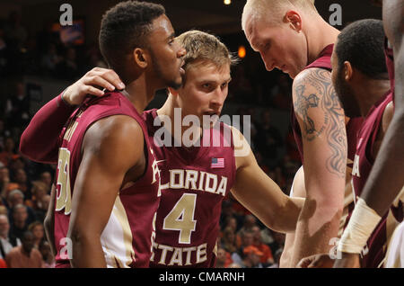 1. März 2012 huddle - Charlottesville, Va, USA - Florida State Seminolen während des Spiels gegen Virginia in Charlottesville, VA.  Florida State besiegt Virginia 63-60. (Kredit-Bild: © Andrew Shurtleff/ZUMAPRESS.com) Stockfoto