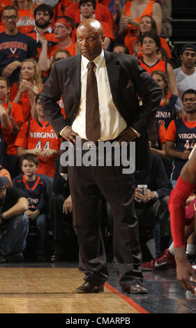 1. März 2012 - Charlottesville, Va, USA - Florida State Seminolen Trainer Leonard Hamilton den Kopf während des Spiels gegen Virginia in Charlottesville, VA.  Florida State besiegt Virginia 63-60. (Kredit-Bild: © Andrew Shurtleff/ZUMAPRESS.com) Stockfoto