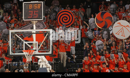 1. März 2012 - Charlottesville, Va, USA - Virginia Cavalier Fans während des Spiels gegen die Florida State University in Charlottesville, VA.  Florida State besiegt Virginia 63-60. (Kredit-Bild: © Andrew Shurtleff/ZUMAPRESS.com) Stockfoto