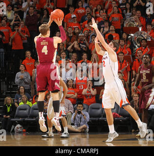 1. März 2012 zu schützen - Charlottesville, Va, USA - Florida State Seminolen Deividas Dulkys (4) während des Spiels gegen Virginia in Charlottesville, VA.  Florida State besiegt Virginia 63-60. (Kredit-Bild: © Andrew Shurtleff/ZUMAPRESS.com) Stockfoto