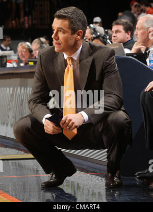 1. März 2012 - Charlottesville, Va, USA - Virginia Cavaliers Trainer Tony Bennett den Kopf während des Spiels gegen die Florida State University in Charlottesville, VA.  Florida State besiegt Virginia 63-60. (Kredit-Bild: © Andrew Shurtleff/ZUMAPRESS.com) Stockfoto