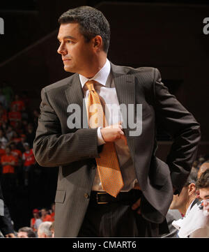 1. März 2012 - Charlottesville, Va, USA - Virginia Cavaliers Trainer Tony Bennett den Kopf während des Spiels gegen die Florida State University in Charlottesville, VA.  Florida State besiegt Virginia 63-60. (Kredit-Bild: © Andrew Shurtleff/ZUMAPRESS.com) Stockfoto