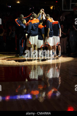 1. März 2012 huddle - Charlottesville, Va, USA - Virginia Cavaliers während des Spiels gegen die Florida State University in Charlottesville, VA.  Florida State besiegt Virginia 63-60. (Kredit-Bild: © Andrew Shurtleff/ZUMAPRESS.com) Stockfoto