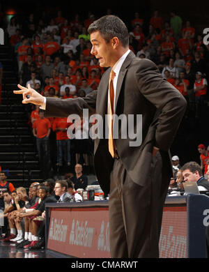 1. März 2012 - Charlottesville, Va, USA - Virginia Cavaliers Trainer Tony Bennett den Kopf während des Spiels gegen die Florida State University in Charlottesville, VA.  Florida State besiegt Virginia 63-60. (Kredit-Bild: © Andrew Shurtleff/ZUMAPRESS.com) Stockfoto