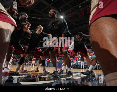 1. März 2012 huddle - Charlottesville, Va, USA - Florida State Seminolen während des Spiels gegen Virginia in Charlottesville, VA.  Florida State besiegt Virginia 63-60. (Kredit-Bild: © Andrew Shurtleff/ZUMAPRESS.com) Stockfoto