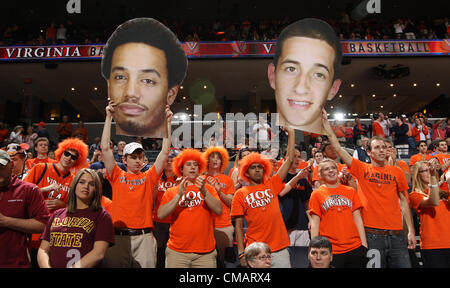 1. März 2012 - Charlottesville, Va, USA - Virginia Cavalier Fans während des Spiels gegen die Florida State University in Charlottesville, VA.  Florida State besiegt Virginia 63-60. (Kredit-Bild: © Andrew Shurtleff/ZUMAPRESS.com) Stockfoto