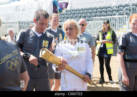 6. Juli 2012, Hadleigh, Essex, England. Die Olympische Fackel durchläuft der Mountain Biking Veranstaltungsort auf der Hadleigh Farm. Läufer Kim Axford nimmt die Fackel aus dem Ort in Richtung Basildon. Kim wurde von ihrem Sohn nominiert, nach Jahren des Unterrichtens Passform und Menschen helfen Aufenthalt gesund halten. Stockfoto