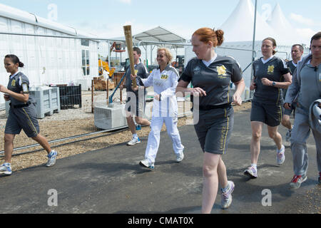 6. Juli 2012, Hadleigh, Essex, England. Die Olympische Fackel durchläuft der Mountain Biking Veranstaltungsort auf der Hadleigh Farm. Läufer Kim Axford nimmt die Fackel aus dem Ort in Richtung Basildon. Kim wurde von ihrem Sohn nominiert, nach Jahren des Unterrichtens Passform und Menschen helfen Aufenthalt gesund halten. Stockfoto