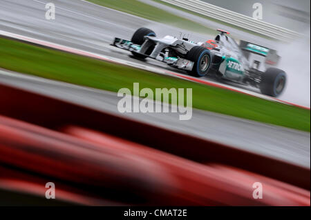 06.07.2012 Towcester, England. Michael Schumacher und Mercedes AMG Petronas F1 Team in Aktion während der freien Praxis 2 am Freitag von der Santander British Grand Prix, Runde 9 der 2012 FIA Formel 1 Weltmeisterschaft in Silverstone. Stockfoto