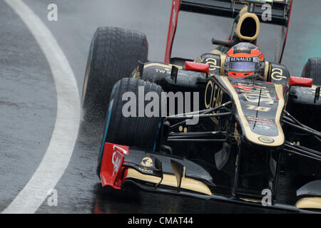 06.07.2012 Towcester, England.  Französischer Formel-1 Fahrer Romain Grosjean von Lotus steuert sein Auto während dem ersten Training auf der Rennstrecke von Silverstone in Northamptonshire, Großbritannien, 6. Juli 2012. Die Formula One Grand Prix von Großbritannien statt findet am 8. Juli 2011. Stockfoto