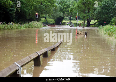 Darfield, Barnsley, South Yorkshire, Großbritannien. Freitag, 6. Juli 2012. Nach starkem Regen den Fluss Dearne traten seine Ufer und überschwemmte Bradberry Balk Lane, Darfield. Stockfoto