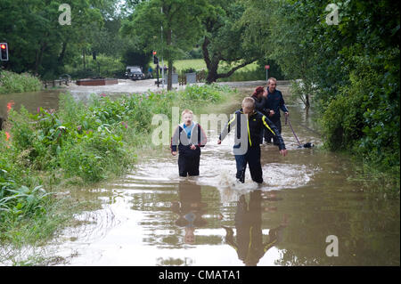 Darfield, Barnsley, South Yorkshire, Großbritannien. Freitag, 6. Juli 2012. Nach starkem Regen den Fluss Dearne traten seine Ufer und überschwemmte Bradberry Balk Lane, Darfield. Stockfoto