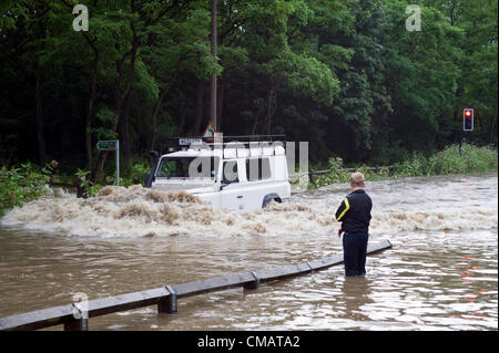 Darfield, Barnsley, South Yorkshire, Großbritannien. Freitag, 6. Juli 2012. Nach starker Regen den Fluss Dearne seine Ufer traten und Bradberry Balk Lane überflutete, beobachtete Darfield, als Zuschauer. Stockfoto