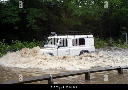 Darfield, Barnsley, South Yorkshire, Großbritannien. Freitag, 6. Juli 2012. Nach starkem Regen den Fluss Dearne traten seine Ufer und überschwemmte Bradberry Balk Lane, Darfield. Stockfoto