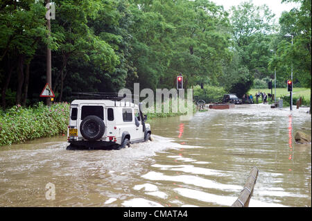 Darfield, Barnsley, South Yorkshire, Großbritannien. Freitag, 6. Juli 2012. Nach starkem Regen den Fluss Dearne traten seine Ufer und überschwemmte Bradberry Balk Lane, Darfield. Stockfoto