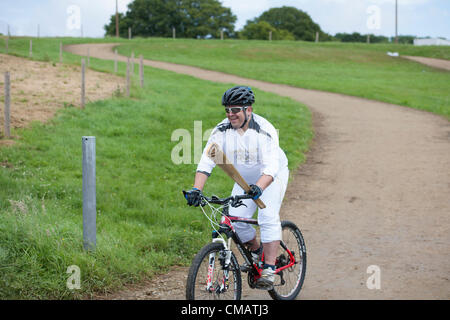 6. Juli 2012. Hadleigh Farm, Hadleigh, Essex, England. Der Olympische Fackellauf besuchten den Bike-Parcours auf der Hadleigh Farm im Süden von Essex. Dan Jarvis durchgeführt die Fackel auf eine kurze Schleife des Kurses vor Übergabe an den nächsten Läufer, Kim Axford. Stockfoto
