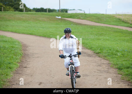 6. Juli 2012. Hadleigh Farm, Hadleigh, Essex, England. Der Olympische Fackellauf besuchten den Bike-Parcours auf der Hadleigh Farm im Süden von Essex. Dan Jarvis durchgeführt die Fackel auf eine kurze Schleife des Kurses vor Übergabe an den nächsten Läufer, Kim Axford. Stockfoto