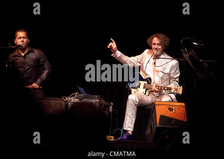 6. Juli 2012 - London, UK - Goran Bregovic anspruchsvoll und doch unterhaltsam '' Margot, Tagebuch eine unglückliche Königin '' ein neues Werk, das ihn verweisen auf seine früheren La Reine Margot Soundtrack ist noch die Musik neu zu erfinden, und wenn er in Krieg-heftig gezerrissenes Bosnien findet. Die einzige dramatische Monologe durch alleinige Schauspielerin wurden von Lisa Dwan durchgeführt, die Mischung aus Drama und Musik ist komplett mit Gypsy Brass Band, ein Streichquartett, eine sechs Stück bulgarische Chor und Schlagzeuger Murharem Redzepi, Barbican Center London, UK. (Kredit-Bild: © Veronika Lukasova/ZUMAPRESS.com) Stockfoto