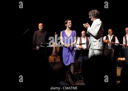 6. Juli 2012 - London, UK - Goran Bregovic anspruchsvoll und doch unterhaltsam '' Margot, Tagebuch eine unglückliche Königin '' ein neues Werk, das ihn verweisen auf seine früheren La Reine Margot Soundtrack ist noch die Musik neu zu erfinden, und wenn er in Krieg-heftig gezerrissenes Bosnien findet. Die einzige dramatische Monologe durch alleinige Schauspielerin wurden von Lisa Dwan durchgeführt, die Mischung aus Drama und Musik ist komplett mit Gypsy Brass Band, ein Streichquartett, eine sechs Stück bulgarische Chor und Schlagzeuger Murharem Redzepi, Barbican Center London, UK. (Kredit-Bild: © Veronika Lukasova/ZUMAPRESS.com) Stockfoto