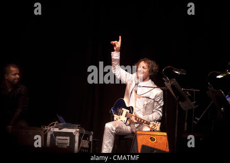 6. Juli 2012 - London, UK - Goran Bregovic anspruchsvoll und doch unterhaltsam '' Margot, Tagebuch eine unglückliche Königin '' ein neues Werk, das ihn verweisen auf seine früheren La Reine Margot Soundtrack ist noch die Musik neu zu erfinden, und wenn er in Krieg-heftig gezerrissenes Bosnien findet. Die einzige dramatische Monologe durch alleinige Schauspielerin wurden von Lisa Dwan durchgeführt, die Mischung aus Drama und Musik ist komplett mit Gypsy Brass Band, ein Streichquartett, eine sechs Stück bulgarische Chor und Schlagzeuger Murharem Redzepi, Barbican Center London, UK. (Kredit-Bild: © Veronika Lukasova/ZUMAPRESS.com) Stockfoto