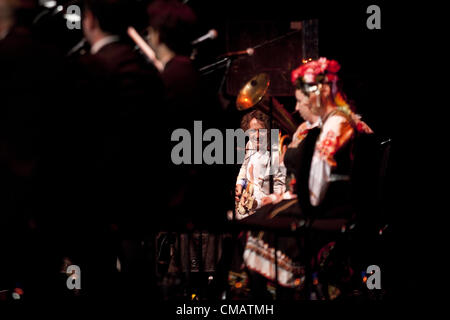 6. Juli 2012 - London, UK - Goran Bregovic anspruchsvoll und doch unterhaltsam '' Margot, Tagebuch eine unglückliche Königin '' ein neues Werk, das ihn verweisen auf seine früheren La Reine Margot Soundtrack ist noch die Musik neu zu erfinden, und wenn er in Krieg-heftig gezerrissenes Bosnien findet. Die einzige dramatische Monologe durch alleinige Schauspielerin wurden von Lisa Dwan durchgeführt, die Mischung aus Drama und Musik ist komplett mit Gypsy Brass Band, ein Streichquartett, eine sechs Stück bulgarische Chor und Schlagzeuger Murharem Redzepi, Barbican Center London, UK. (Kredit-Bild: © Veronika Lukasova/ZUMAPRESS.com) Stockfoto