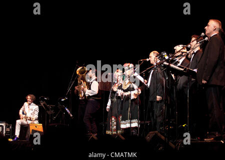 6. Juli 2012 - London, UK - Goran Bregovic anspruchsvoll und doch unterhaltsam '' Margot, Tagebuch eine unglückliche Königin '' ein neues Werk, das ihn verweisen auf seine früheren La Reine Margot Soundtrack ist noch die Musik neu zu erfinden, und wenn er in Krieg-heftig gezerrissenes Bosnien findet. Die einzige dramatische Monologe durch alleinige Schauspielerin wurden von Lisa Dwan durchgeführt, die Mischung aus Drama und Musik ist komplett mit Gypsy Brass Band, ein Streichquartett, eine sechs Stück bulgarische Chor und Schlagzeuger Murharem Redzepi, Barbican Center London, UK. (Kredit-Bild: © Veronika Lukasova/ZUMAPRESS.com) Stockfoto