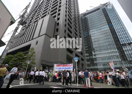 6. Juli 2012, Osaka, Japan - nehmen Demonstranten Teil an einer Anti-Atom Demonstration vor der Zentrale der Kansai Electric Co. (KEPCO) in Osaka auf Freitag, 6. Juli 2012. Tausende von Menschen Kundgebung gegen den Neustart der Oi Kernkraftwerks von KEPCO in der Präfektur Fukui für die erste Reaktivierung seit der letztjährigen Fukushima nuklearen Krise betrieben. (Foto von Akihiro Sugimoto/AFLO) - Ty- Stockfoto