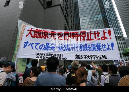 6. Juli 2012, Osaka, Japan - nehmen Demonstranten Teil an einer Anti-Atom Demonstration vor der Zentrale der Kansai Electric Co. (KEPCO) in Osaka auf Freitag, 6. Juli 2012. Tausende von Menschen Kundgebung gegen den Neustart der Oi Kernkraftwerks von KEPCO in der Präfektur Fukui für die erste Reaktivierung seit der letztjährigen Fukushima nuklearen Krise betrieben. (Foto von Akihiro Sugimoto/AFLO) - Ty- Stockfoto