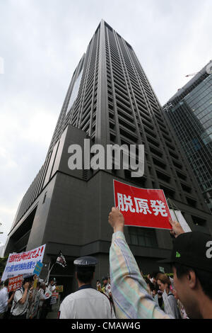 6. Juli 2012, Osaka, Japan - nehmen Demonstranten Teil an einer Anti-Atom Demonstration vor der Zentrale der Kansai Electric Co. (KEPCO) in Osaka auf Freitag, 6. Juli 2012. Tausende von Menschen Kundgebung gegen den Neustart der Oi Kernkraftwerks von KEPCO in der Präfektur Fukui für die erste Reaktivierung seit der letztjährigen Fukushima nuklearen Krise betrieben. (Foto von Akihiro Sugimoto/AFLO) - Ty- Stockfoto