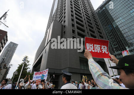 6. Juli 2012, Osaka, Japan - nehmen Demonstranten Teil an einer Anti-Atom Demonstration vor der Zentrale der Kansai Electric Co. (KEPCO) in Osaka auf Freitag, 6. Juli 2012. Tausende von Menschen Kundgebung gegen den Neustart der Oi Kernkraftwerks von KEPCO in der Präfektur Fukui für die erste Reaktivierung seit der letztjährigen Fukushima nuklearen Krise betrieben. (Foto von Akihiro Sugimoto/AFLO) - Ty- Stockfoto