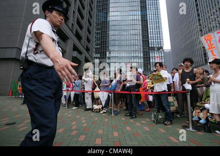 6. Juli 2012, Osaka, Japan - nehmen Demonstranten Teil an einer Anti-Atom Demonstration vor der Zentrale der Kansai Electric Co. (KEPCO) in Osaka auf Freitag, 6. Juli 2012. Tausende von Menschen Kundgebung gegen den Neustart der Oi Kernkraftwerks von KEPCO in der Präfektur Fukui für die erste Reaktivierung seit der letztjährigen Fukushima nuklearen Krise betrieben. (Foto von Akihiro Sugimoto/AFLO) - Ty- Stockfoto