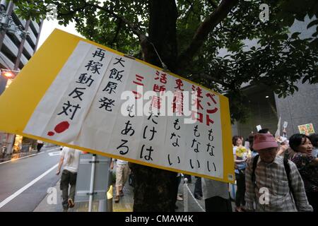 6. Juli 2012, Osaka, Japan - nehmen Demonstranten Teil an einer Anti-Atom Demonstration vor der Zentrale der Kansai Electric Co. (KEPCO) in Osaka auf Freitag, 6. Juli 2012. Tausende von Menschen Kundgebung gegen den Neustart der Oi Kernkraftwerks von KEPCO in der Präfektur Fukui für die erste Reaktivierung seit der letztjährigen Fukushima nuklearen Krise betrieben. (Foto von Akihiro Sugimoto/AFLO) - Ty- Stockfoto