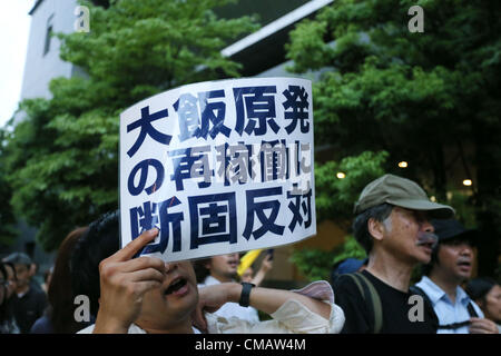 6. Juli 2012, Osaka, Japan - nehmen Demonstranten Teil an einer Anti-Atom Demonstration vor der Zentrale der Kansai Electric Co. (KEPCO) in Osaka auf Freitag, 6. Juli 2012. Tausende von Menschen Kundgebung gegen den Neustart der Oi Kernkraftwerks von KEPCO in der Präfektur Fukui für die erste Reaktivierung seit der letztjährigen Fukushima nuklearen Krise betrieben. (Foto von Akihiro Sugimoto/AFLO) - Ty- Stockfoto