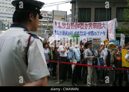 6. Juli 2012, Osaka, Japan - nehmen Demonstranten Teil an einer Anti-Atom Demonstration vor der Zentrale der Kansai Electric Co. (KEPCO) in Osaka auf Freitag, 6. Juli 2012. Tausende von Menschen Kundgebung gegen den Neustart der Oi Kernkraftwerks von KEPCO in der Präfektur Fukui für die erste Reaktivierung seit der letztjährigen Fukushima nuklearen Krise betrieben. (Foto von Akihiro Sugimoto/AFLO) - Ty- Stockfoto