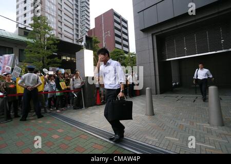 6. Juli 2012, Osaka, Japan - nehmen Demonstranten Teil an einer Anti-Atom Demonstration vor der Zentrale der Kansai Electric Co. (KEPCO) in Osaka auf Freitag, 6. Juli 2012. Tausende von Menschen Kundgebung gegen den Neustart der Oi Kernkraftwerks von KEPCO in der Präfektur Fukui für die erste Reaktivierung seit der letztjährigen Fukushima nuklearen Krise betrieben. (Foto von Akihiro Sugimoto/AFLO) - Ty- Stockfoto