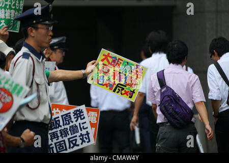 6. Juli 2012, Osaka, Japan - nehmen Demonstranten Teil an einer Anti-Atom Demonstration vor der Zentrale der Kansai Electric Co. (KEPCO) in Osaka auf Freitag, 6. Juli 2012. Tausende von Menschen Kundgebung gegen den Neustart der Oi Kernkraftwerks von KEPCO in der Präfektur Fukui für die erste Reaktivierung seit der letztjährigen Fukushima nuklearen Krise betrieben. (Foto von Akihiro Sugimoto/AFLO) - Ty- Stockfoto