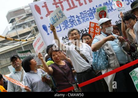 6. Juli 2012, Osaka, Japan - nehmen Demonstranten Teil an einer Anti-Atom Demonstration vor der Zentrale der Kansai Electric Co. (KEPCO) in Osaka auf Freitag, 6. Juli 2012. Tausende von Menschen Kundgebung gegen den Neustart der Oi Kernkraftwerks von KEPCO in der Präfektur Fukui für die erste Reaktivierung seit der letztjährigen Fukushima nuklearen Krise betrieben. (Foto von Akihiro Sugimoto/AFLO) - Ty- Stockfoto