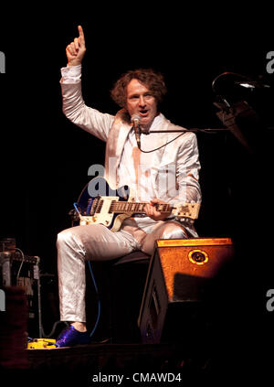 6. Juli 2012 - London, UK - Goran Bregovic anspruchsvoll und doch unterhaltsam '' Margot, Tagebuch eine unglückliche Königin '' ein neues Werk, das ihn verweisen auf seine früheren La Reine Margot Soundtrack ist noch die Musik neu zu erfinden, und wenn er in Krieg-heftig gezerrissenes Bosnien findet. Die einzige dramatische Monologe durch alleinige Schauspielerin wurden von Lisa Dwan durchgeführt, die Mischung aus Drama und Musik ist komplett mit Gypsy Brass Band, ein Streichquartett, eine sechs Stück bulgarische Chor und Schlagzeuger Murharem Redzepi, Barbican Center London, UK. (Kredit-Bild: © Veronika Lukasova/ZUMAPRESS.com) Stockfoto