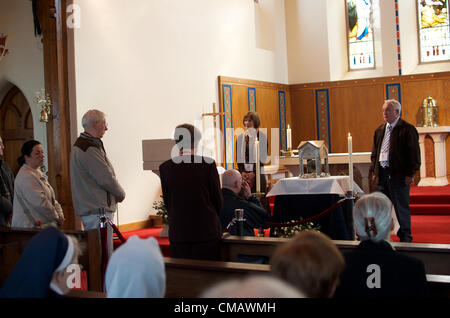 07.07.2012 Katholiken besuchen St Wilfrid Kirche, Northwich, Cheshire, UK um die Reliquie des Herzen von Johannes Vianney (1786-1859) zu verehren. Auch bekannt als der Heilung von Ars wurde er ein französischer Priester, als ein heiliger Mann anerkannt. Er wurde im Jahre 1925 heiliggesprochen und ist der Schutzpatron der Beichtväter und Priester. Tausende von Katholiken werden voraussichtlich ausfallen, denn die Reliquie der ersten tour jemals auf britischem Boden. Stockfoto