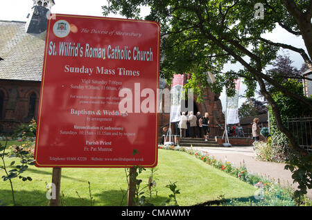 07.07.2012 Katholiken besuchen St Wilfrid Kirche, Northwich, Cheshire, UK um die Reliquie des Herzen von Johannes Vianney (1786-1859) zu verehren.  Auch bekannt als der Heilung von Ars wurde er ein französischer Priester, als ein heiliger Mann anerkannt. Er wurde im Jahre 1925 heiliggesprochen und ist der Schutzpatron der Beichtväter und Priester. Tausende von Katholiken werden voraussichtlich ausfallen, denn die Reliquie der ersten tour jemals auf britischem Boden. Stockfoto