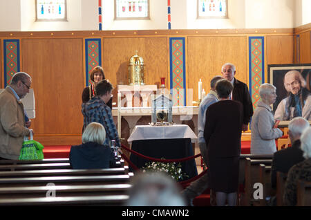 07.07.2012 Katholiken besuchen St Wilfrid Kirche, Northwich, Cheshire, UK um die Reliquie des Herzen von Johannes Vianney (1786-1859) zu verehren.  Auch bekannt als der Heilung von Ars wurde er ein französischer Priester, als ein heiliger Mann anerkannt. Er wurde im Jahre 1925 heiliggesprochen und ist der Schutzpatron der Beichtväter und Priester. Tausende von Katholiken werden voraussichtlich ausfallen, denn die Reliquie der ersten tour jemals auf britischem Boden. Stockfoto