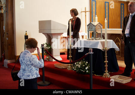 07.07.2012 Katholiken besuchen St Wilfrid Kirche, Northwich, Cheshire, UK um die Reliquie des Herzen von Johannes Vianney (1786-1859) zu verehren.  Auch bekannt als der Heilung von Ars wurde er ein französischer Priester, als ein heiliger Mann anerkannt. Er wurde im Jahre 1925 heiliggesprochen und ist der Schutzpatron der Beichtväter und Priester. Tausende von Katholiken werden voraussichtlich ausfallen, denn die Reliquie der ersten tour jemals auf britischem Boden. Stockfoto