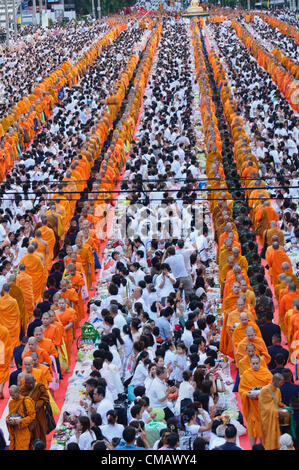 Bangkok, Thailand. 12.600 Mönche in einem Almosen Zeremonie in der Innenstadt von Bangkok am 7. Juli 2012 2.600 Jahre Buddhas Erleuchtung. Stockfoto