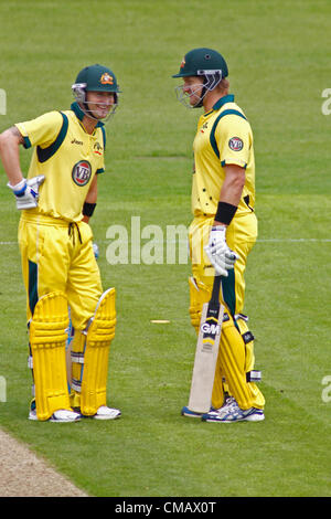 VEREINIGTES KÖNIGREICH. 07.07.2012 Chester le Street, England. Australiens Kapitän Michael Clarke, und Australien Shane Watson, während die 4. eines Tages International zwischen England und Australien und spielte in The Emirates Cricket Ground: obligatorische Kredit: Mitchell Gunn Stockfoto