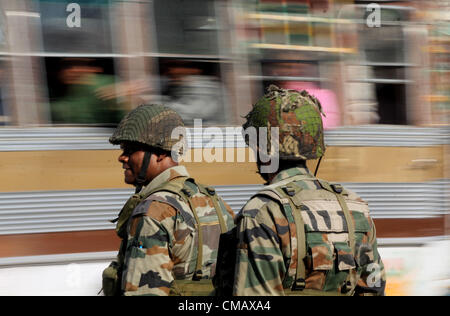 7. Juli 2012 - ein Soldat steht Wache auf der Straße, wo militante eröffneten das Feuer auf indische Soldaten Kadalbal Pompore 16 km von, hier, auf Jammu-Srinagar Bundesstraße, die Sommerhauptstadt der indischen Kaschmir am 07.07.2012, eine Armee Jawan war am Samstag getötet und einen anderen verletzt, als militante eröffneten das Feuer auf sie aus kürzester Entfernung in Autobahn Stadt Pampore in Süd Kaschmir , Polizei sagte. . Dies war die dritte derartige Schießerei in Süd Kaschmir in den letzten fünf Tagen. . Die Soldaten waren zieht Geld von einem Geldautomaten am Kadalbal, 16 km von hier, auf Jammu-Srinagar national Stockfoto